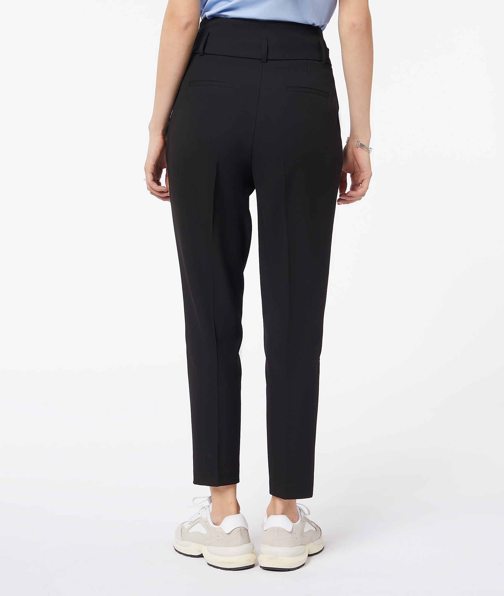 Pantalon coupe carotte avec ceinture
