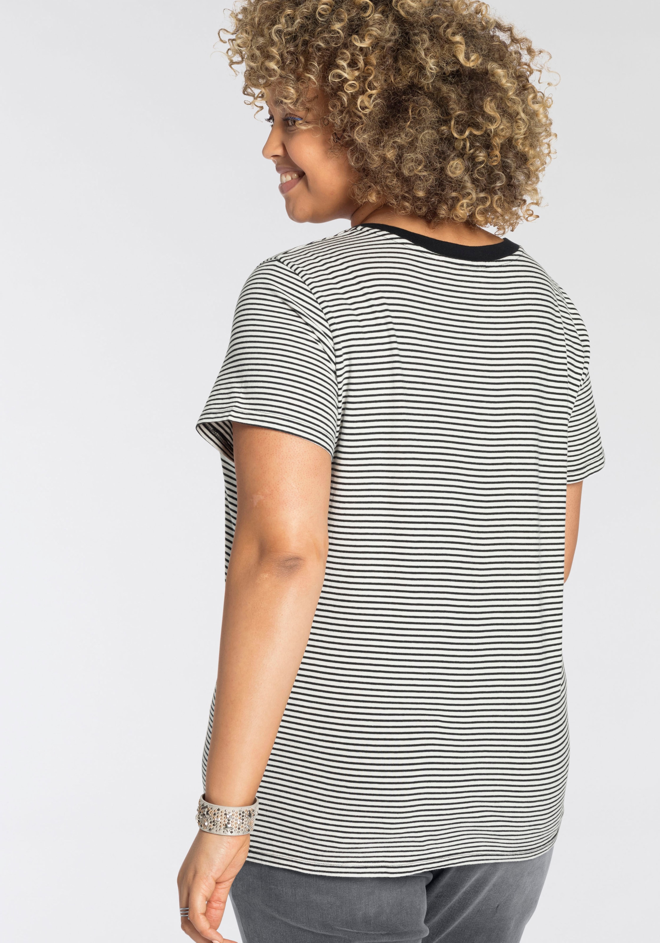 Levi's® Plus Kurzarmshirt »V NECK TEE« Gerade geschnittene Passform