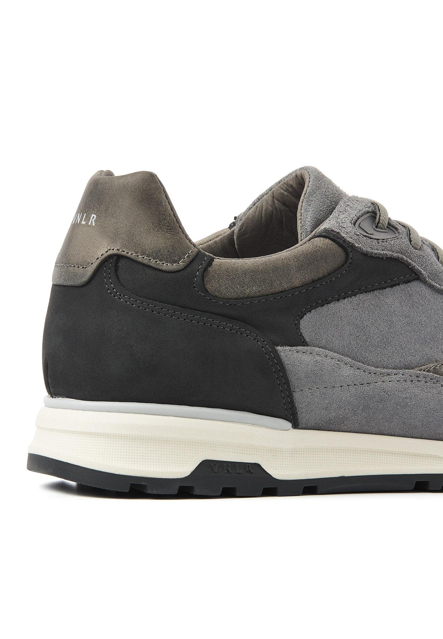 De nieuwe Ravello sneaker is de perfecte mix van modern design en ultiem comfort. Deze Ravello is uitgevoerd in hoogwaardig Italiaans suède. Dit soepele materiaal heeft een unieke en veelzijdige uitstraling. Het subtiele kleurcontrast, gecombineerd m