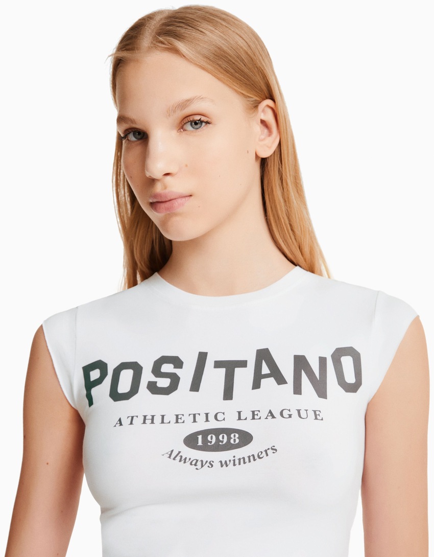 Camiseta cropped de manga curta com estampa