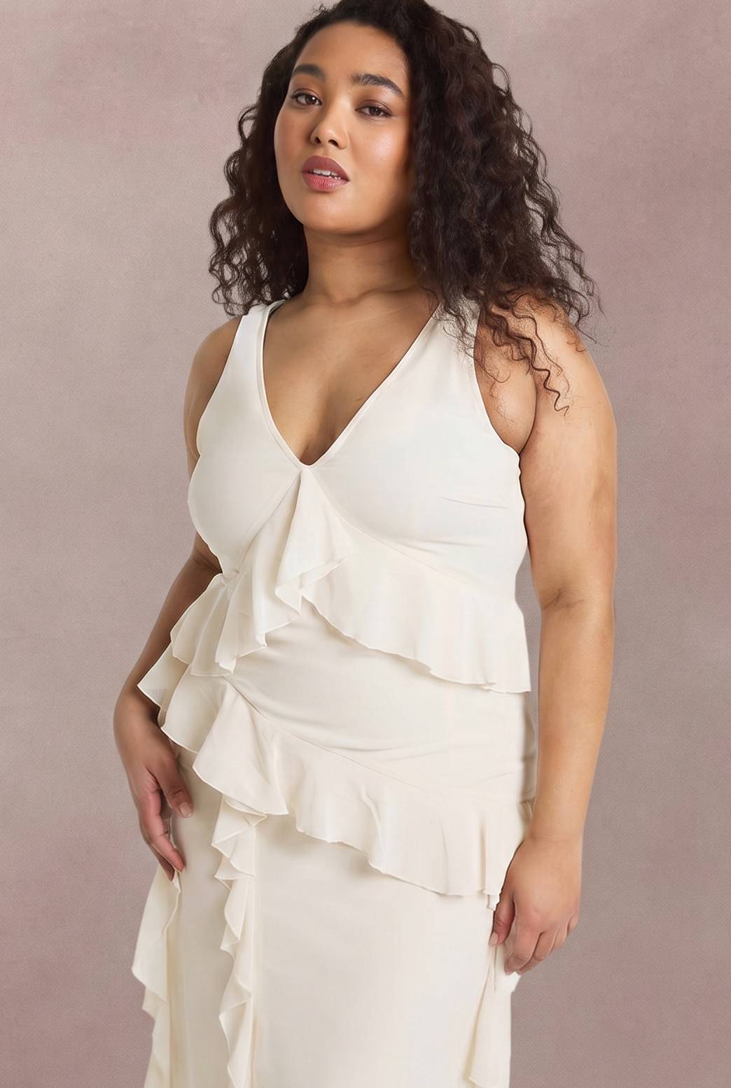 boohoo Robe Maxi Grande Taille À Volant Asymétrique À La Taille