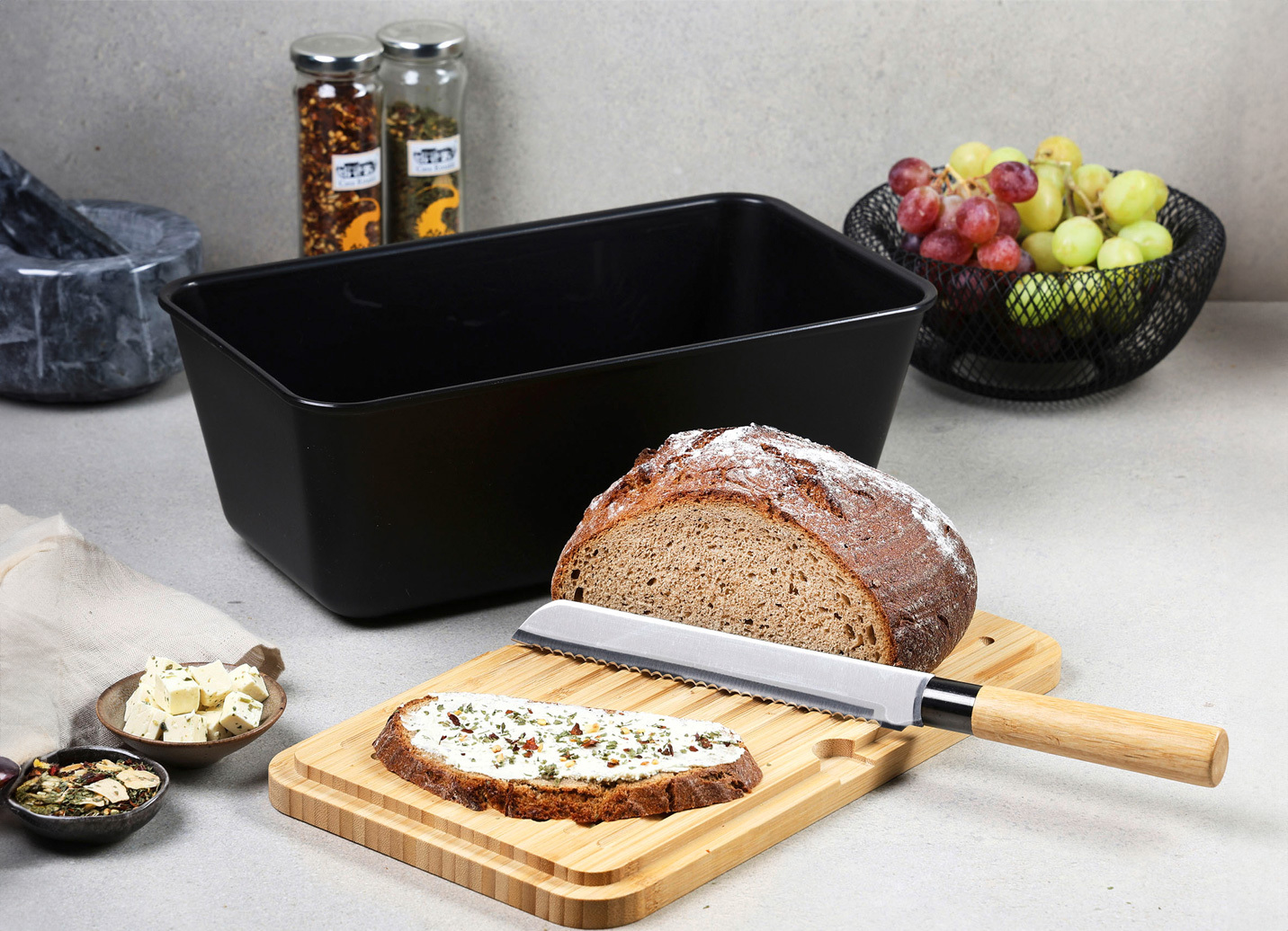 Brotbox mit integriertem Brotschneidemesser
