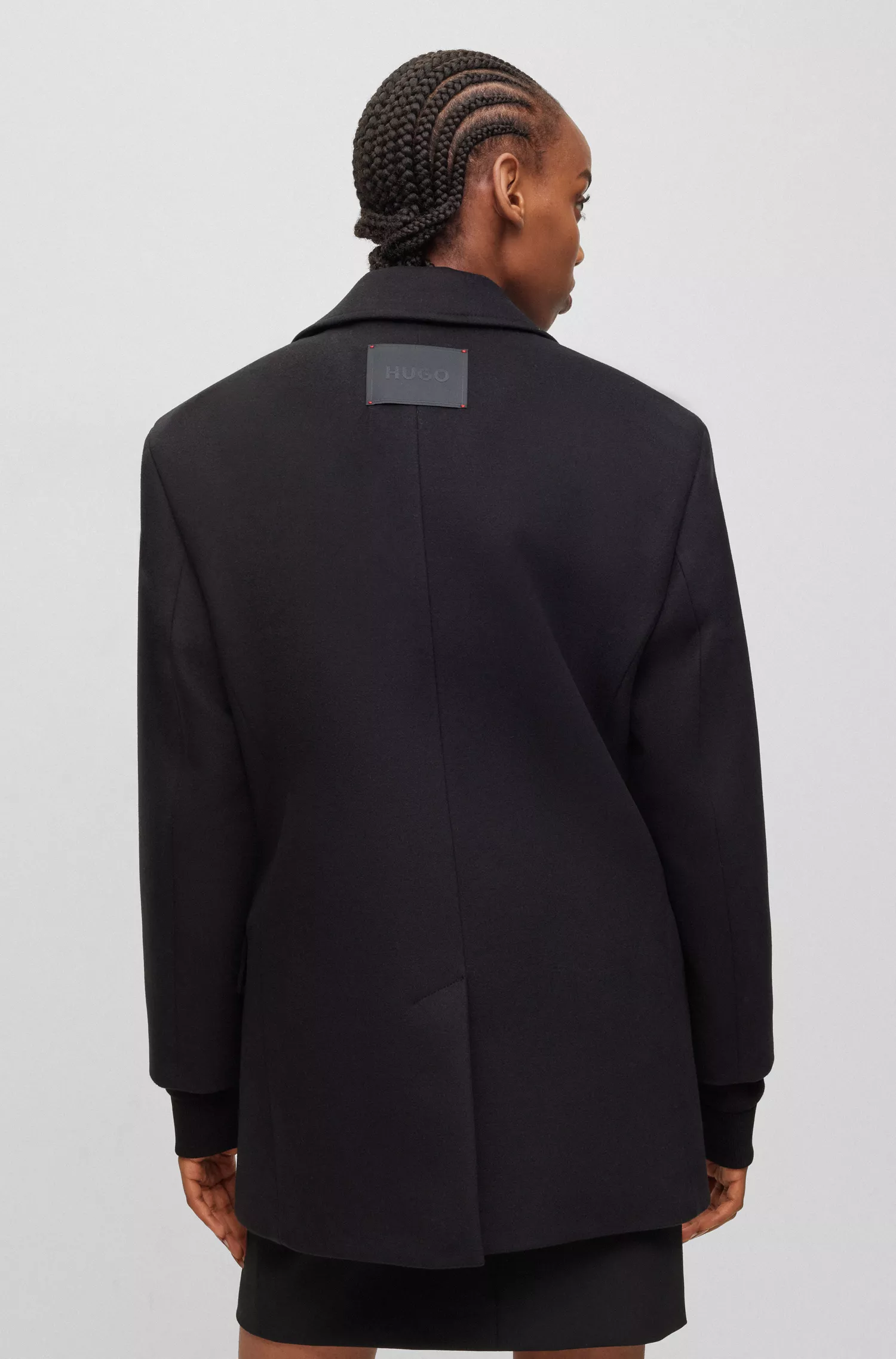 Jaqueta HUGO vermelha, modelagem oversized, com um botão e forro exclusivo.