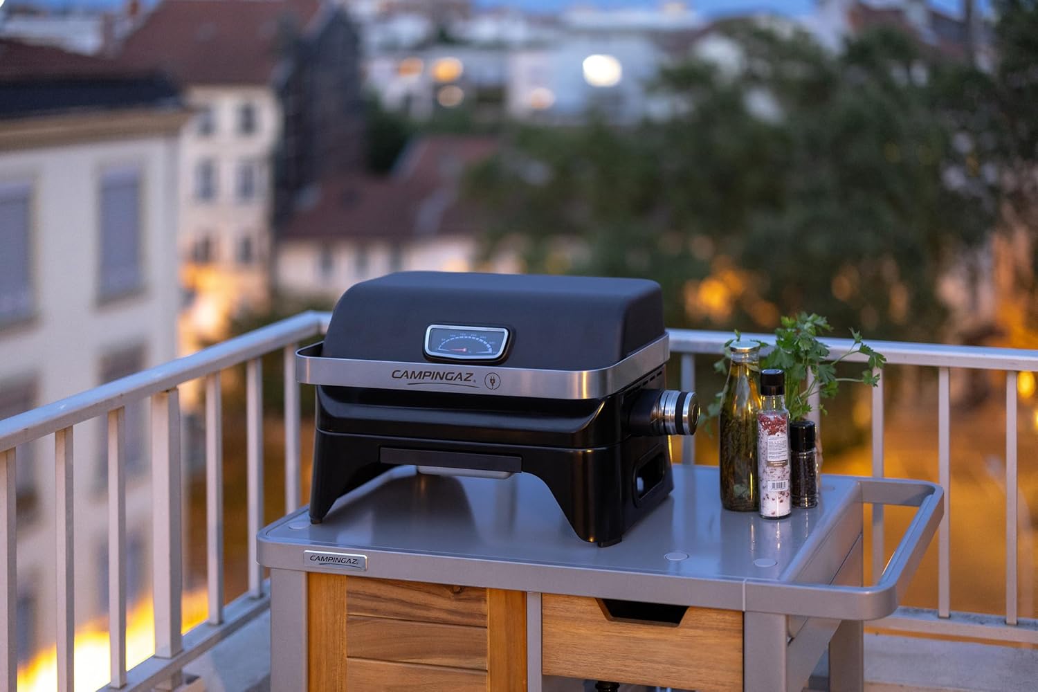 Campingaz Attitude2go Barbecue de table électrique | Barbecue électrique d'intérieur & d'extérieur, portable | 2200 W | Grille de cuisson en fonte | 4 personnes | Pour balcon & camping