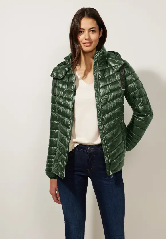 Kurze Steppjacke mit Kapuze - verdant green