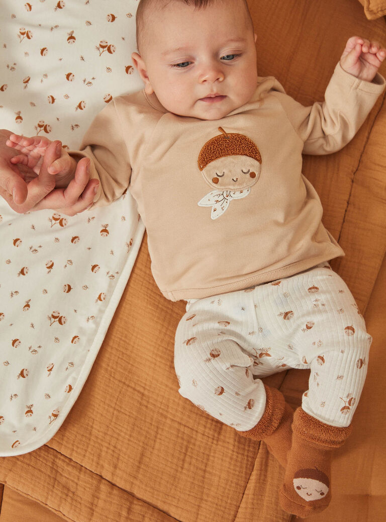 Haut beige, legging écru et chaussettes caramel