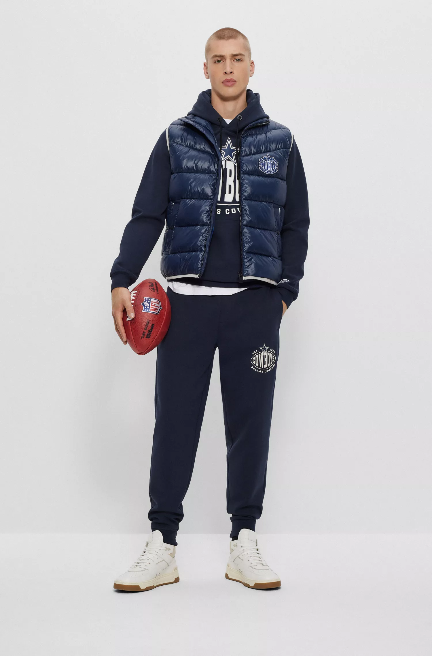 Colete acolchoado impermeável BOSS Orange-BOSS x NFL com estampa da colaboração.