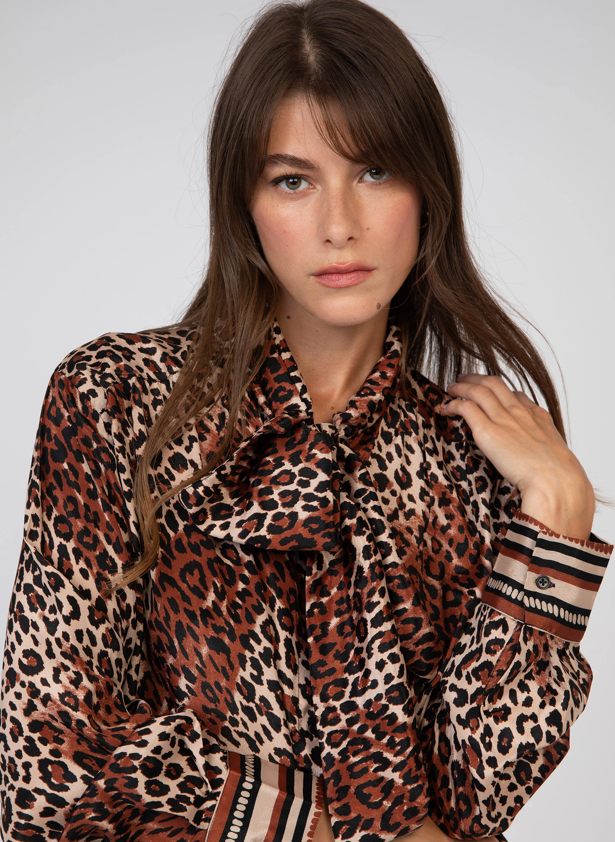 SIRINE - Chemise col lavallière imprimée | Marron