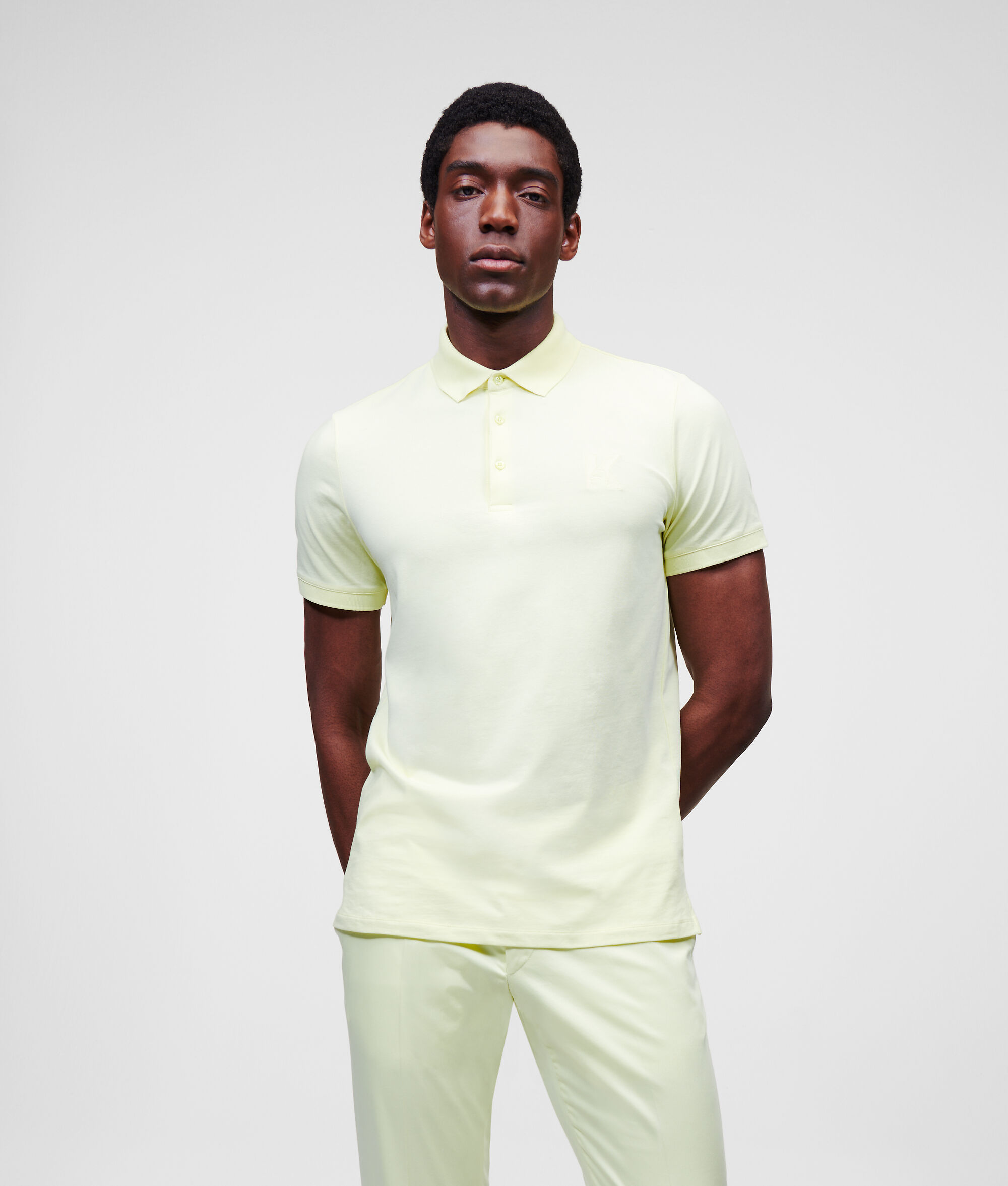 Polo à logo ton sur ton