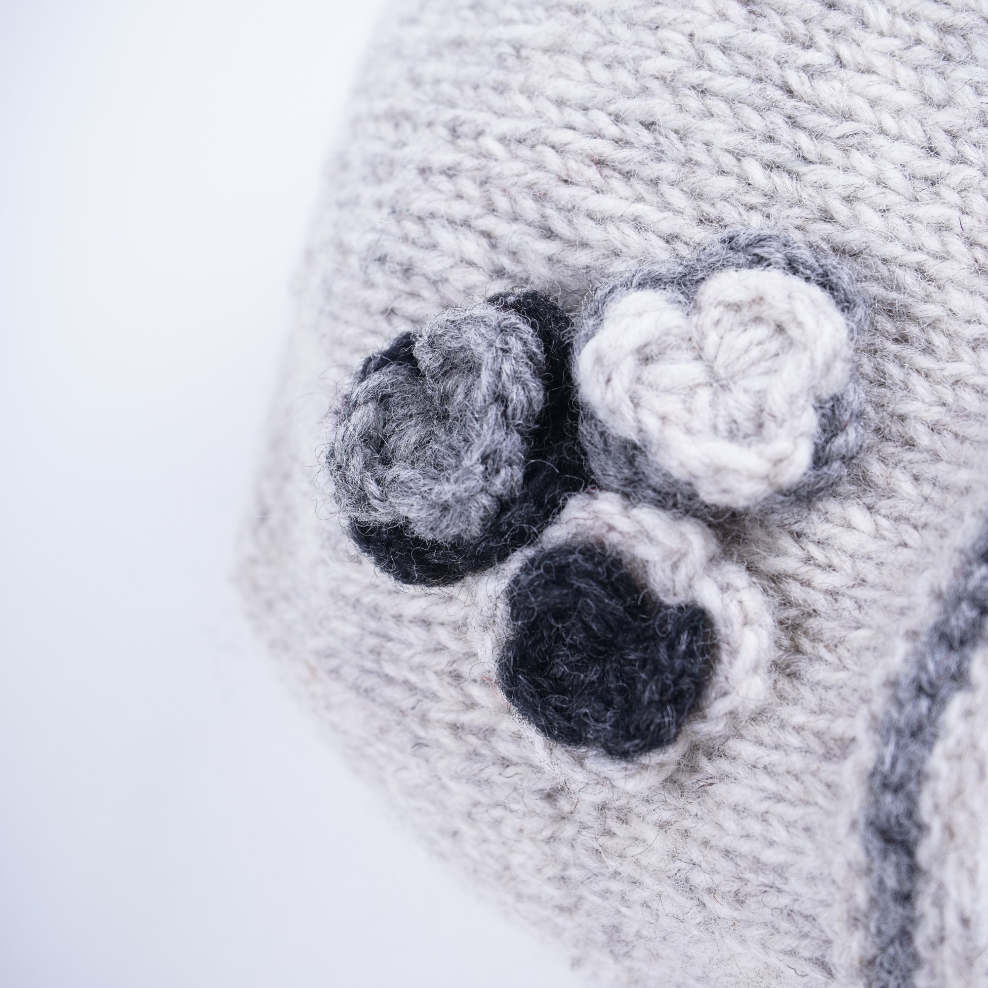 Handgestrickte Mütze 'Blumen', natur-weiß günstig bestellen