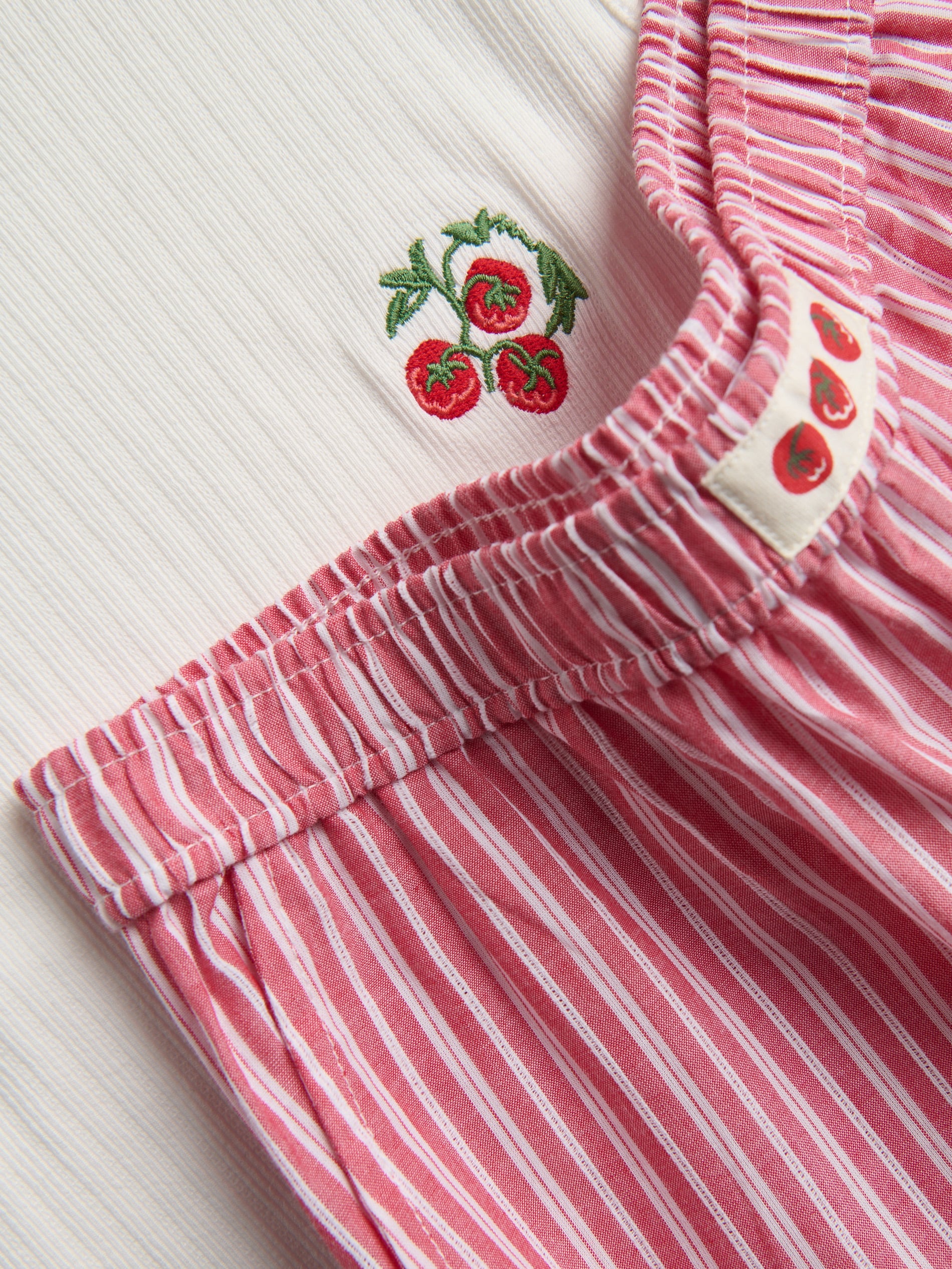 Zweifarbiges Pyjama-Set mit Stickerei