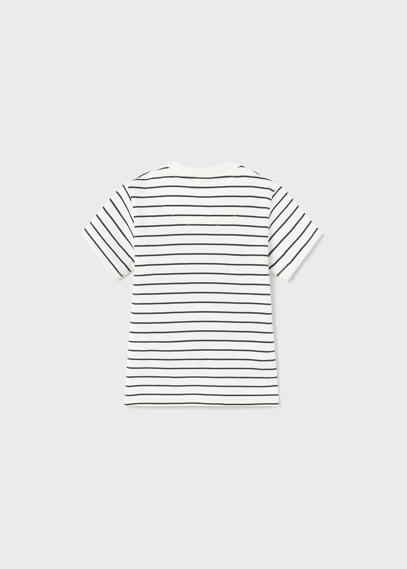Camiseta infantil com estampa feita em algodão sustentável.