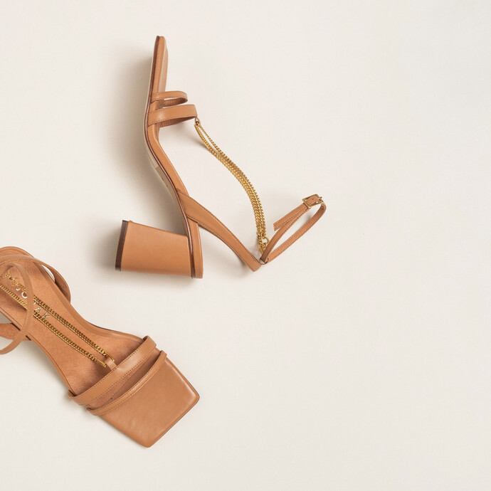 Sandales à talons et chaînes dorées  en cuir camel