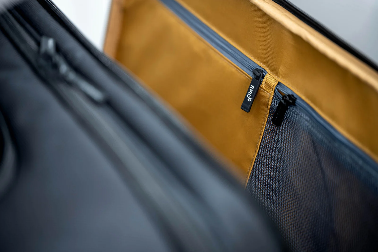 Hedgren Next Card Rolling Tote Trolley 15,6 inch + RFID Black