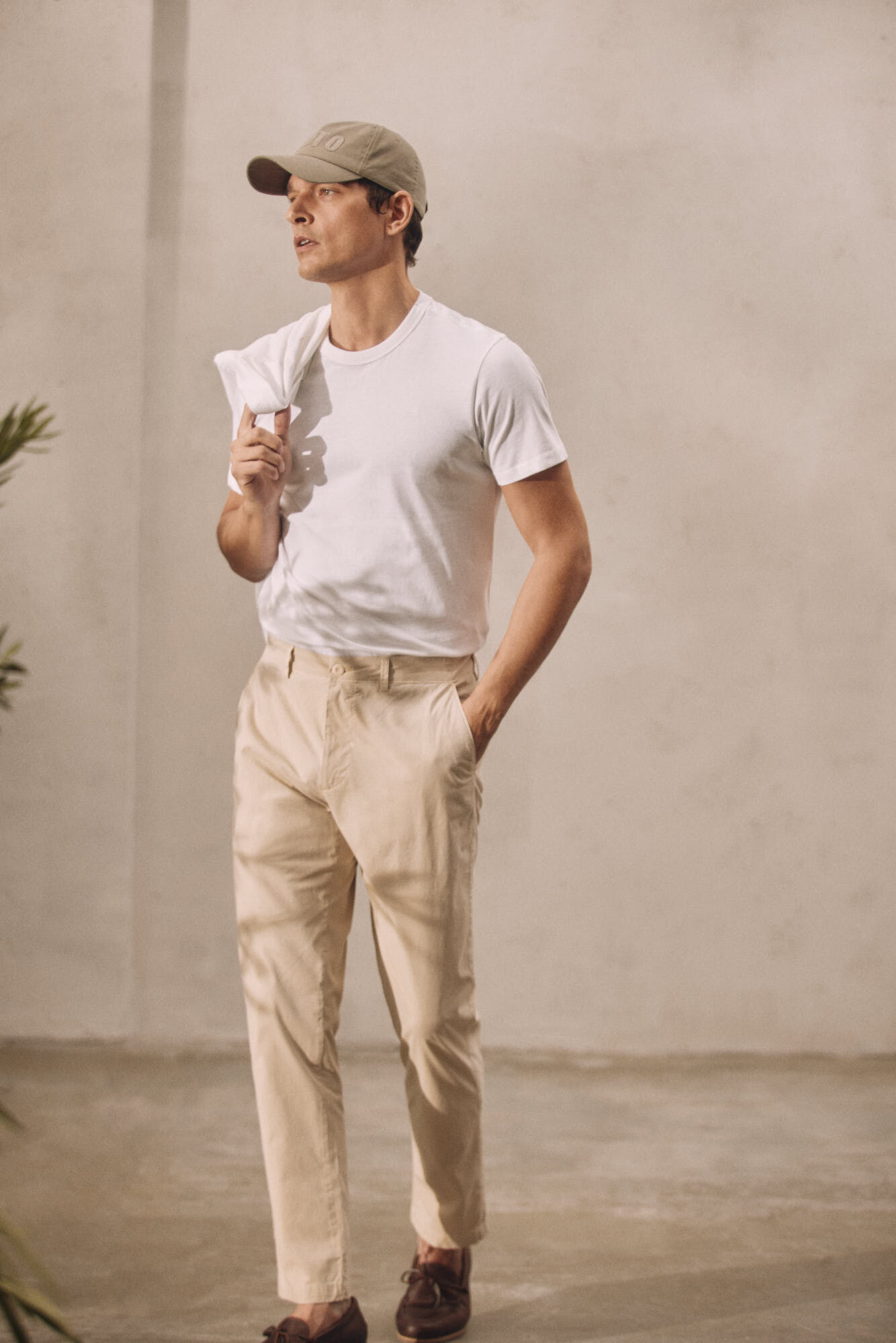 Calça cropped com pregas - Bege