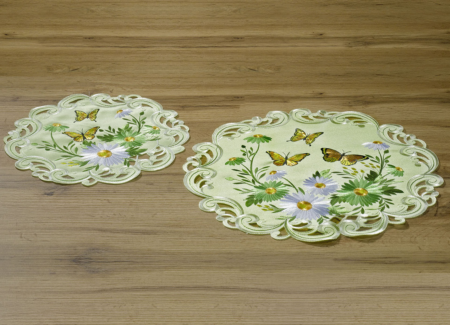 Tisch- und Raumdekoration mit Blumen und Schmetterlingen