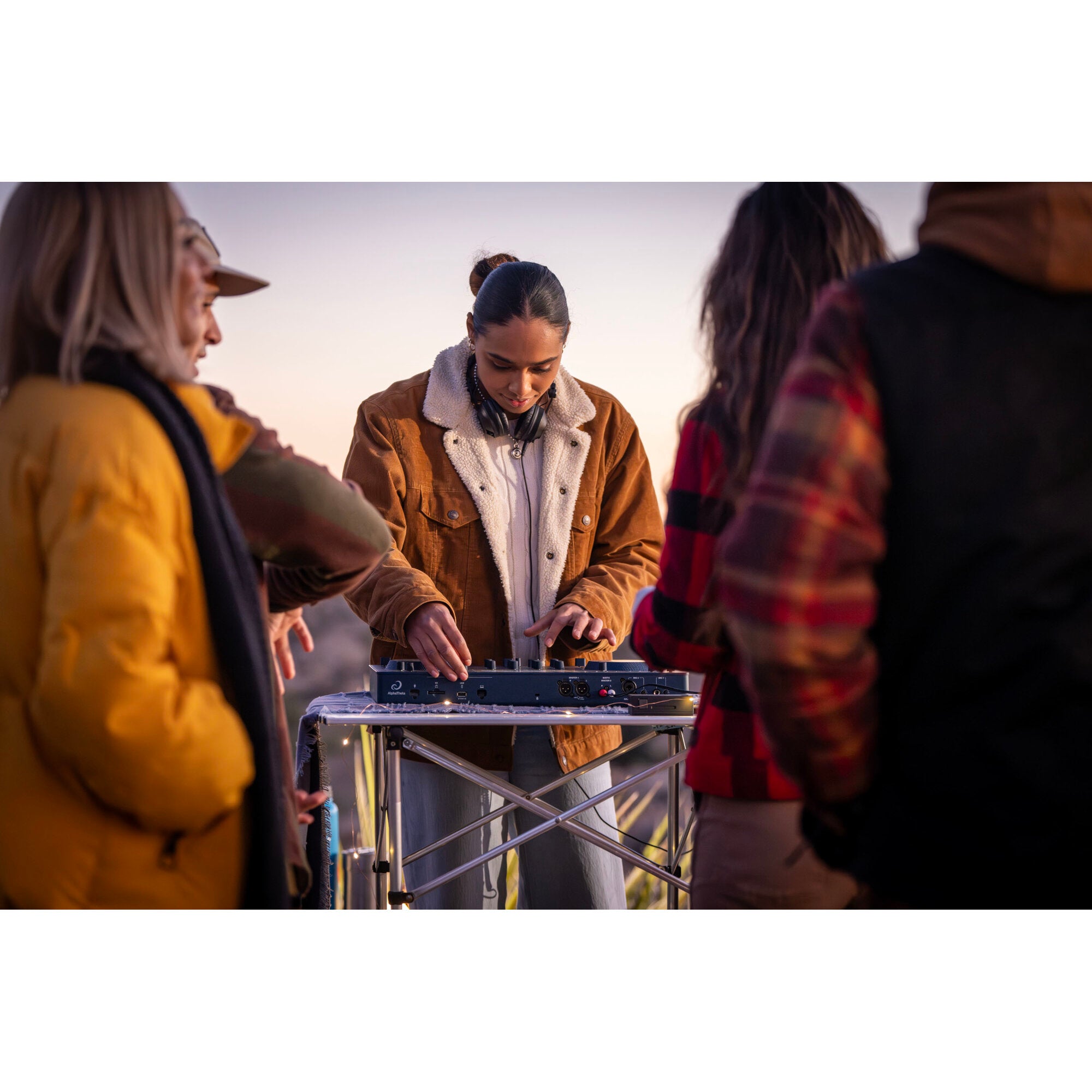 AlphaTheta Omnis-Duo all-in-one mobiel DJ-systeem
