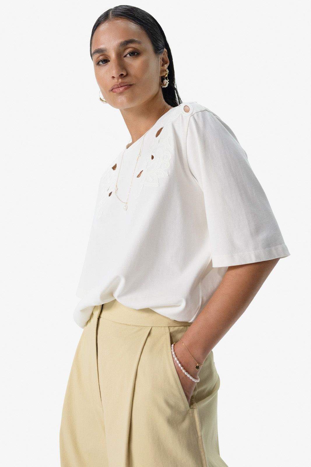 Wit boxy T-shirt met open embroidery details