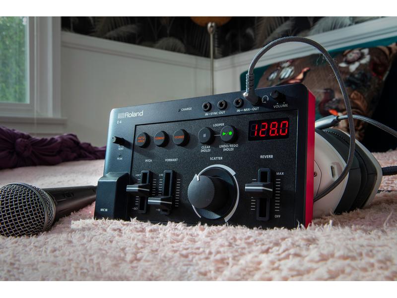 Roland Synthesizer AIRA E-4 Voice Tweaker Synthesizer mit fortschrittlichen Gesangseffekten
