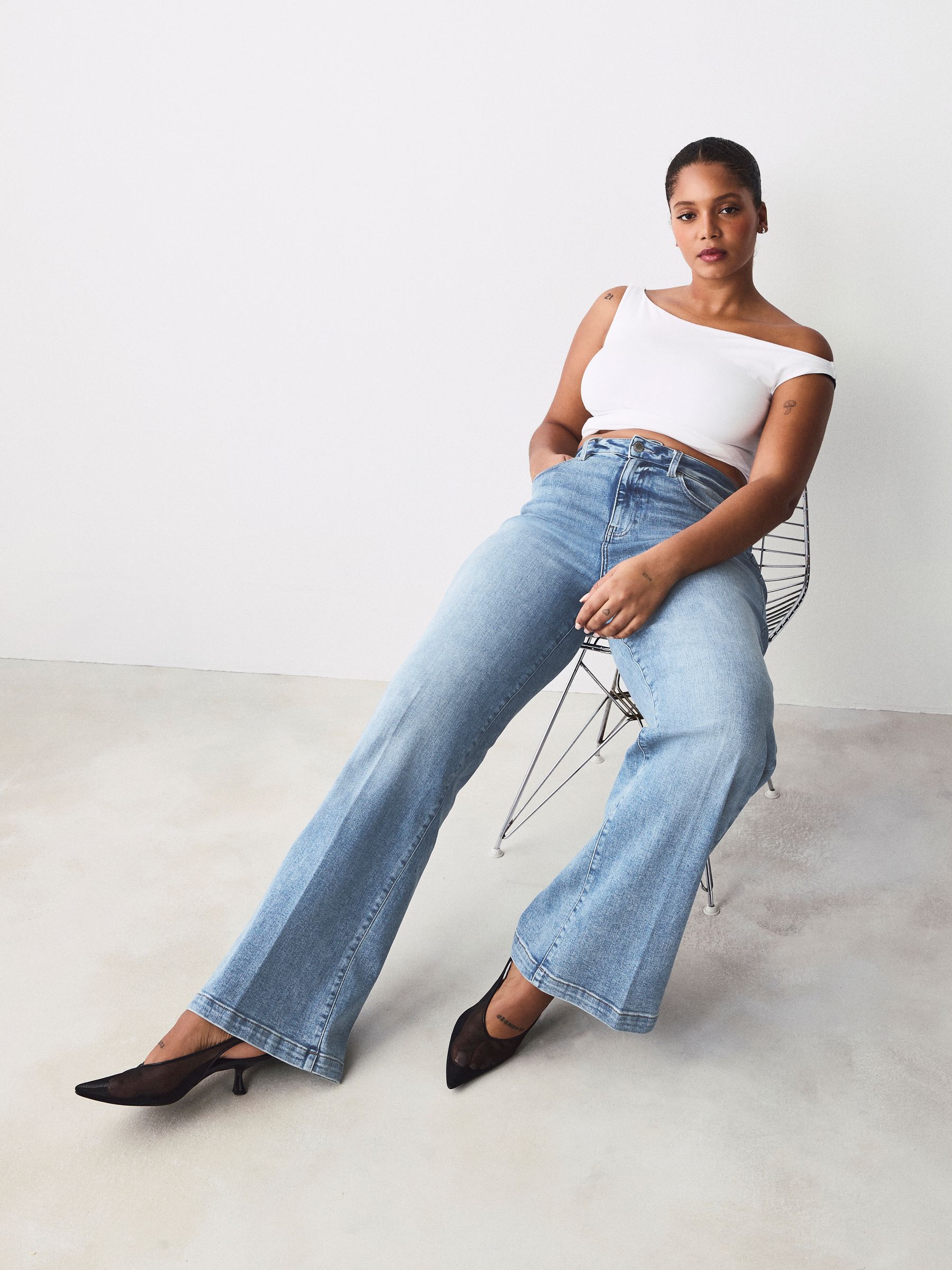 Normaal blauw - Jeans met zandloperpasvorm en wijde pijpen