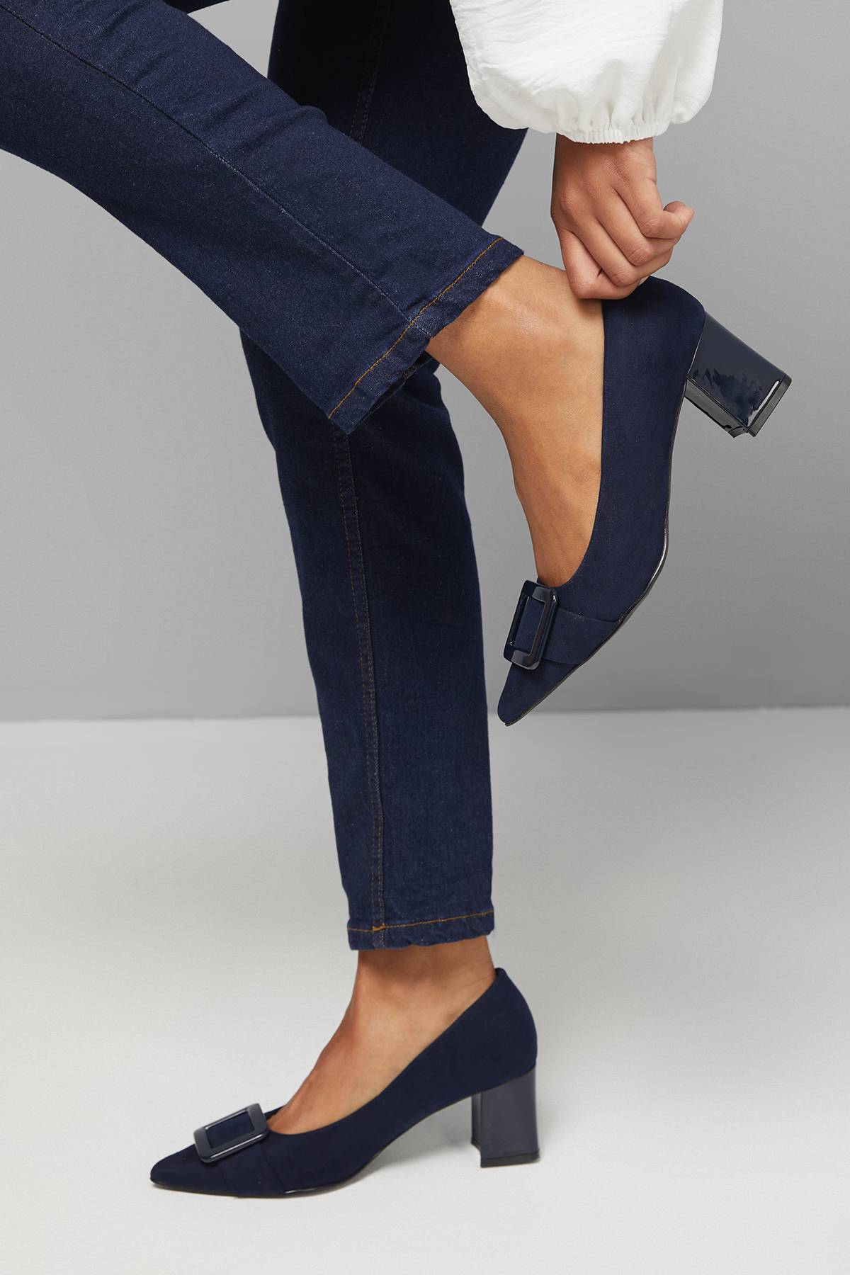 Wallis Escarpins Danny Coupe Large à Talon Bloc Moyen en synthétique avec Boucle Recouverte