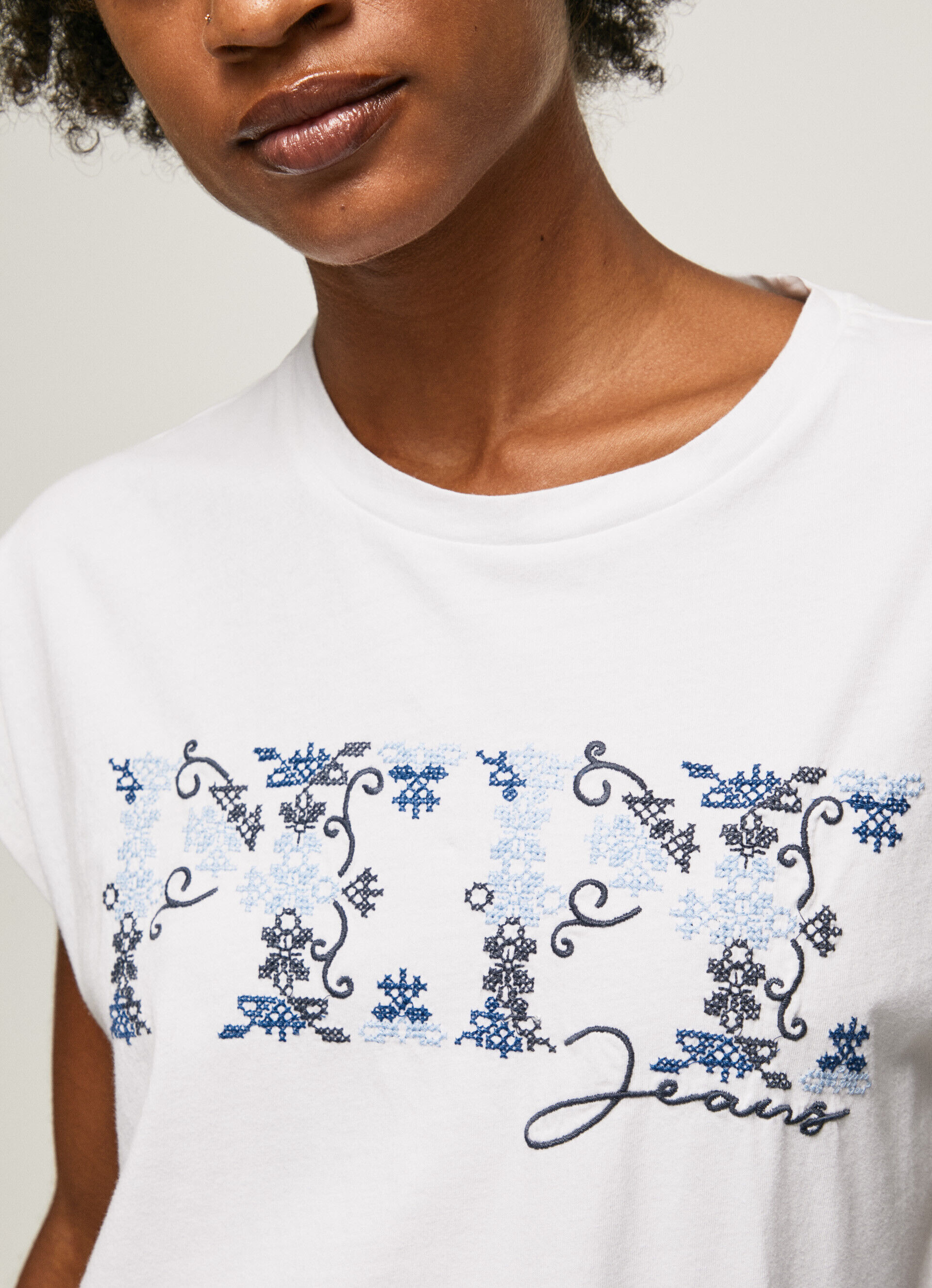 CAMISETA COM LOGOTIPO BORDADO - branca
