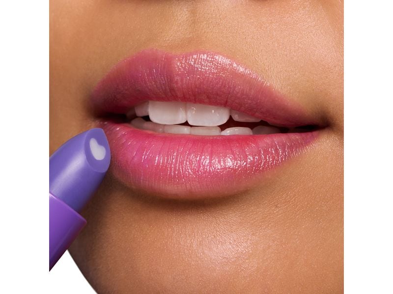 essence Lip Gloss Heart Core Fruity 06 Amazing Acai Fruchtiger Lippenbalsam in einem lila Farbton für gepflegte und sanft getönte Lippen