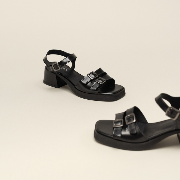 Sandales à boucles et bouts carrés  en cuir glacé noir