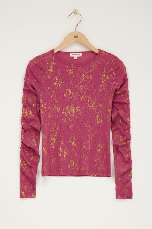 Roze metallic top met gedrapeerde mouw