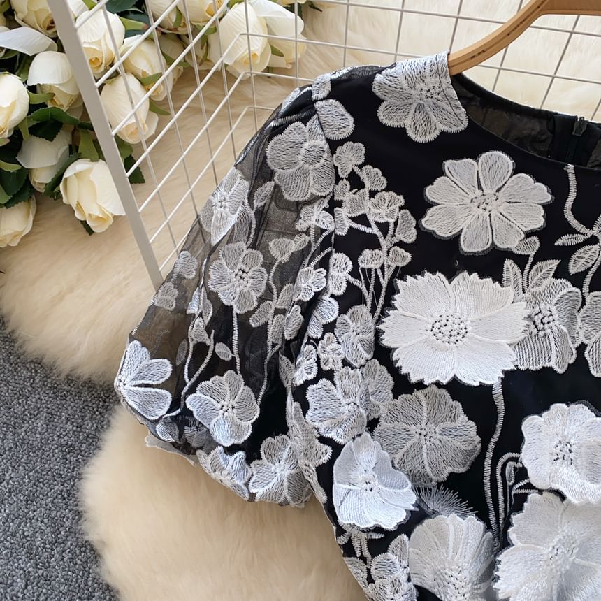 Lucuna - Maxi-zeemeerminjurk met korte mouwen, ronde hals en bloemenborduursel