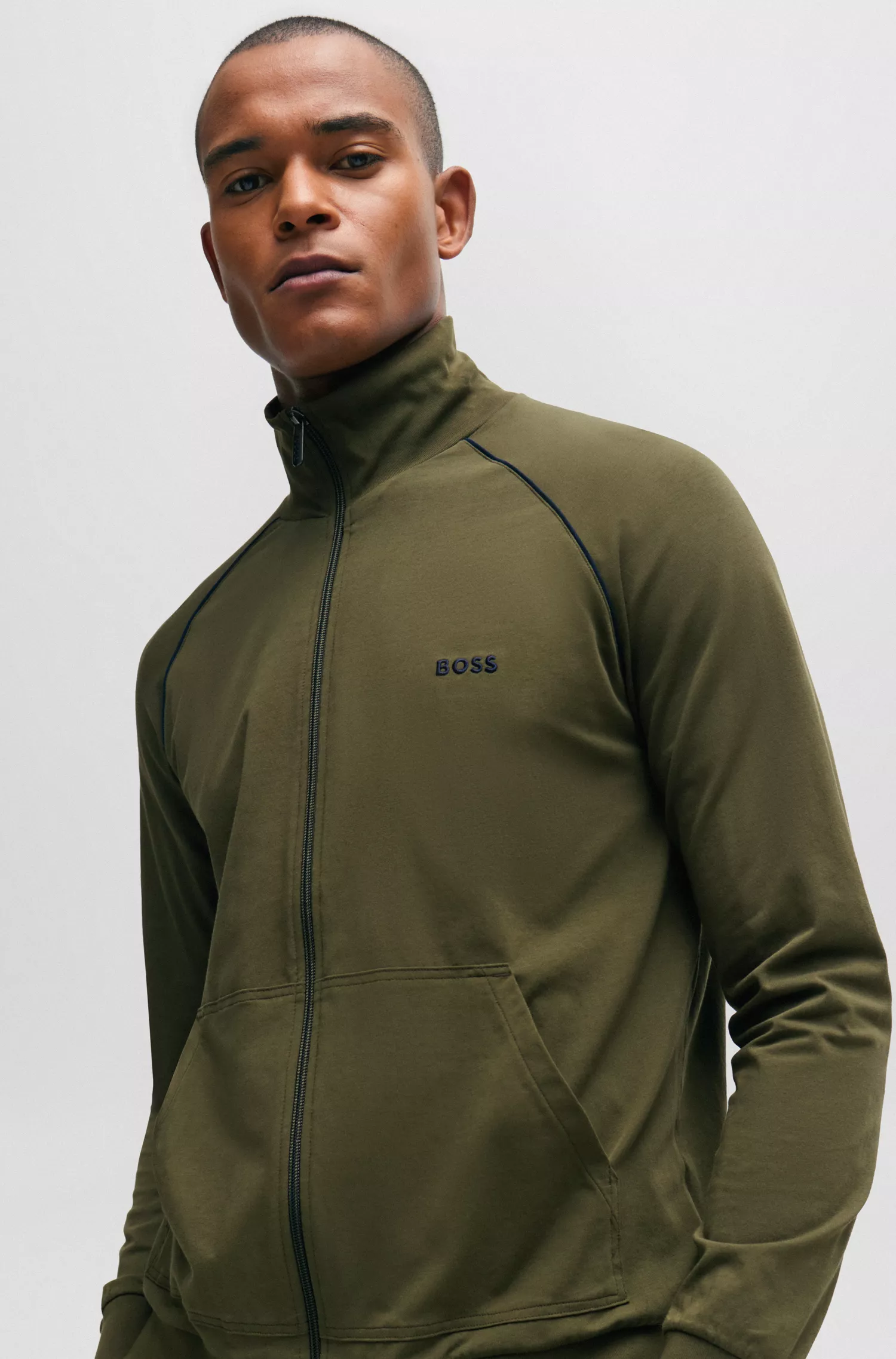 Jaqueta BOSS preta de algodão stretch com zíper e logotipo bordado.