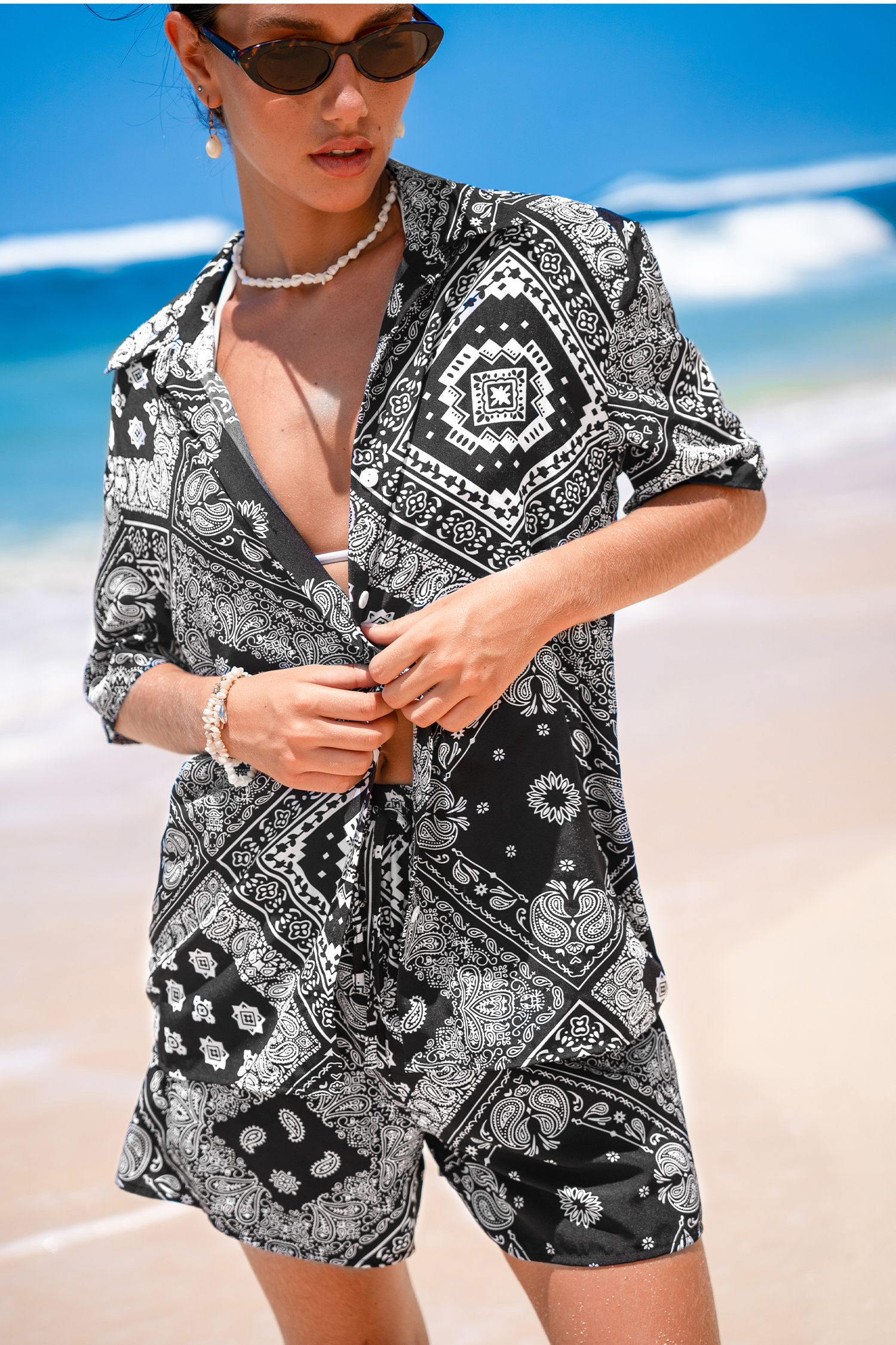 Chemise et short noir et blanc paisley