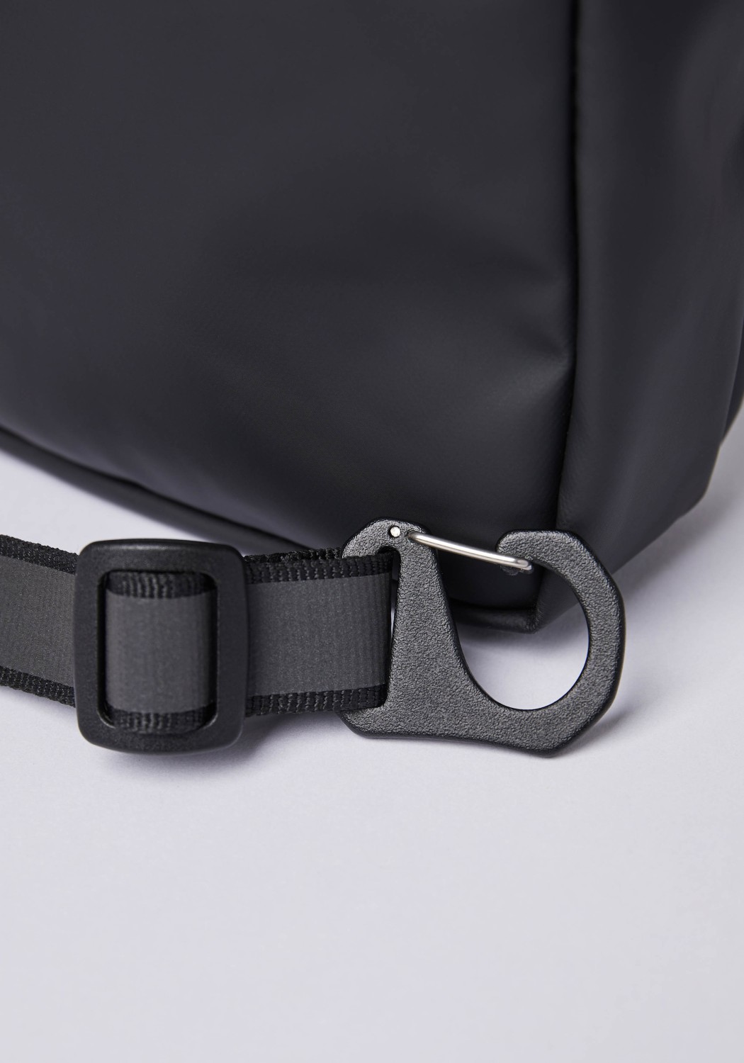 Sandqvist Umhängetasche Poe Black