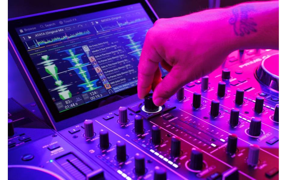 DJ-Controller Prime 4+ Special Edition White<br>4-Deck Standalone-DJ-Controller mit Stems