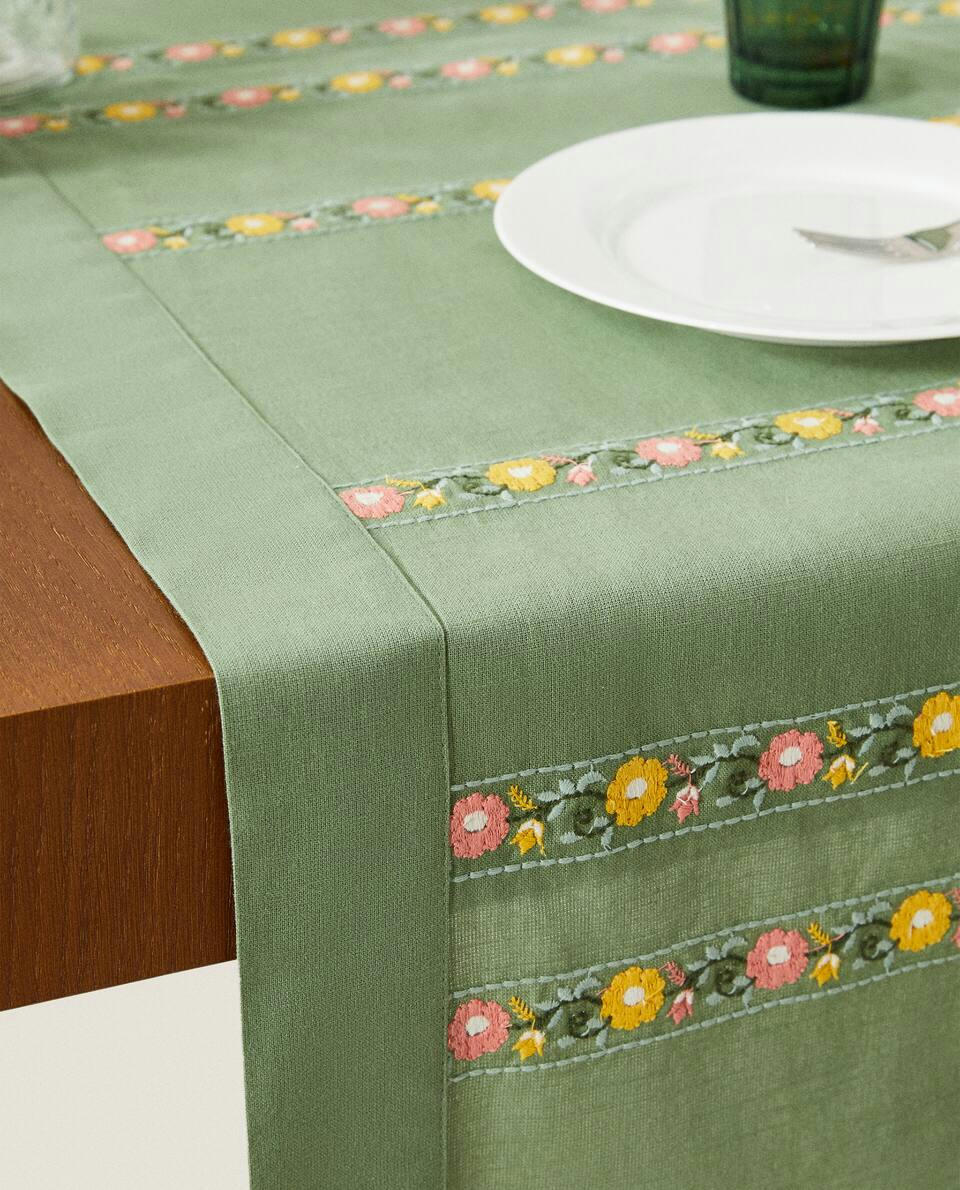 CAMINHO DE MESA DE ALGODÃO BORDADO