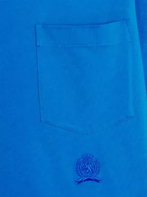 Camiseta oversized com gola alta e detalhe de brasão