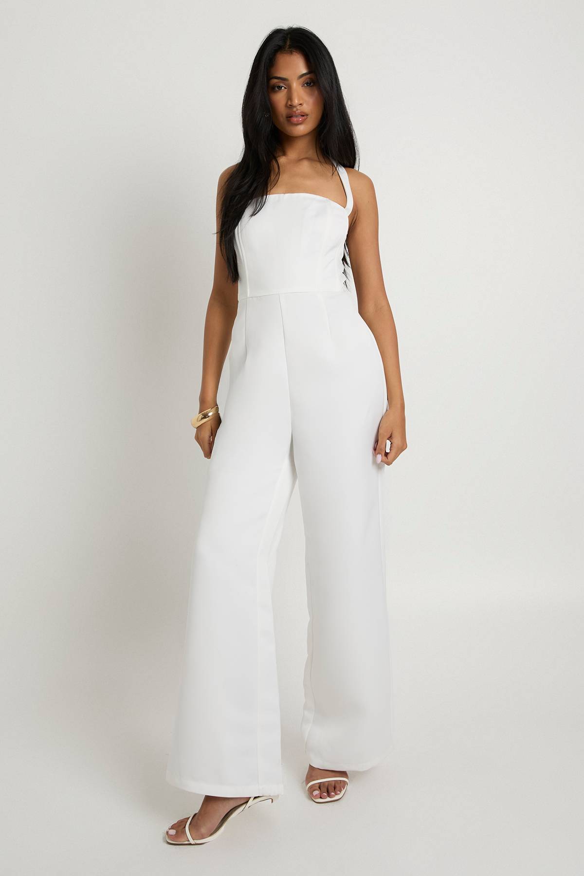 boohoo Combinaison une-pièce en satin premium, corset à baleines, à encolure halter et jambes larges.