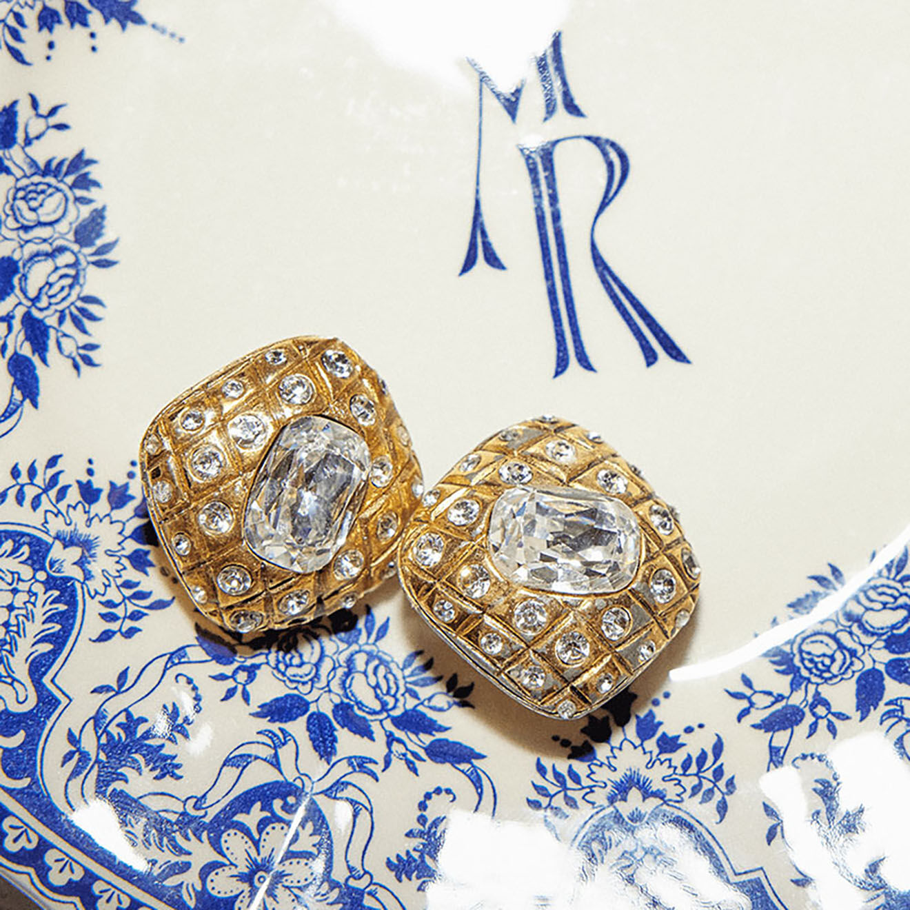 Chanel Boucles d'oreilles à clips Strass en Laiton dorées - Très bon état