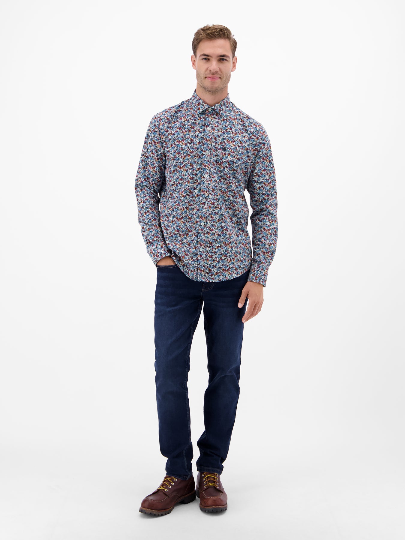 Poplin-Herrenhemd, modisch gestyled