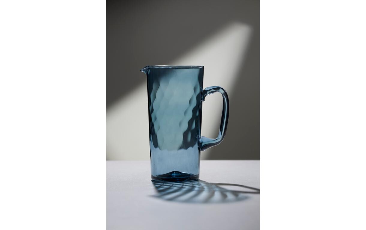 Krug Vienna Blau, 1.9 LiterMundgeblasener Krug mit optischem Spiralmuster