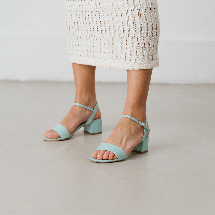 Sandales à talons et bouts ronds  en vernis turquoise