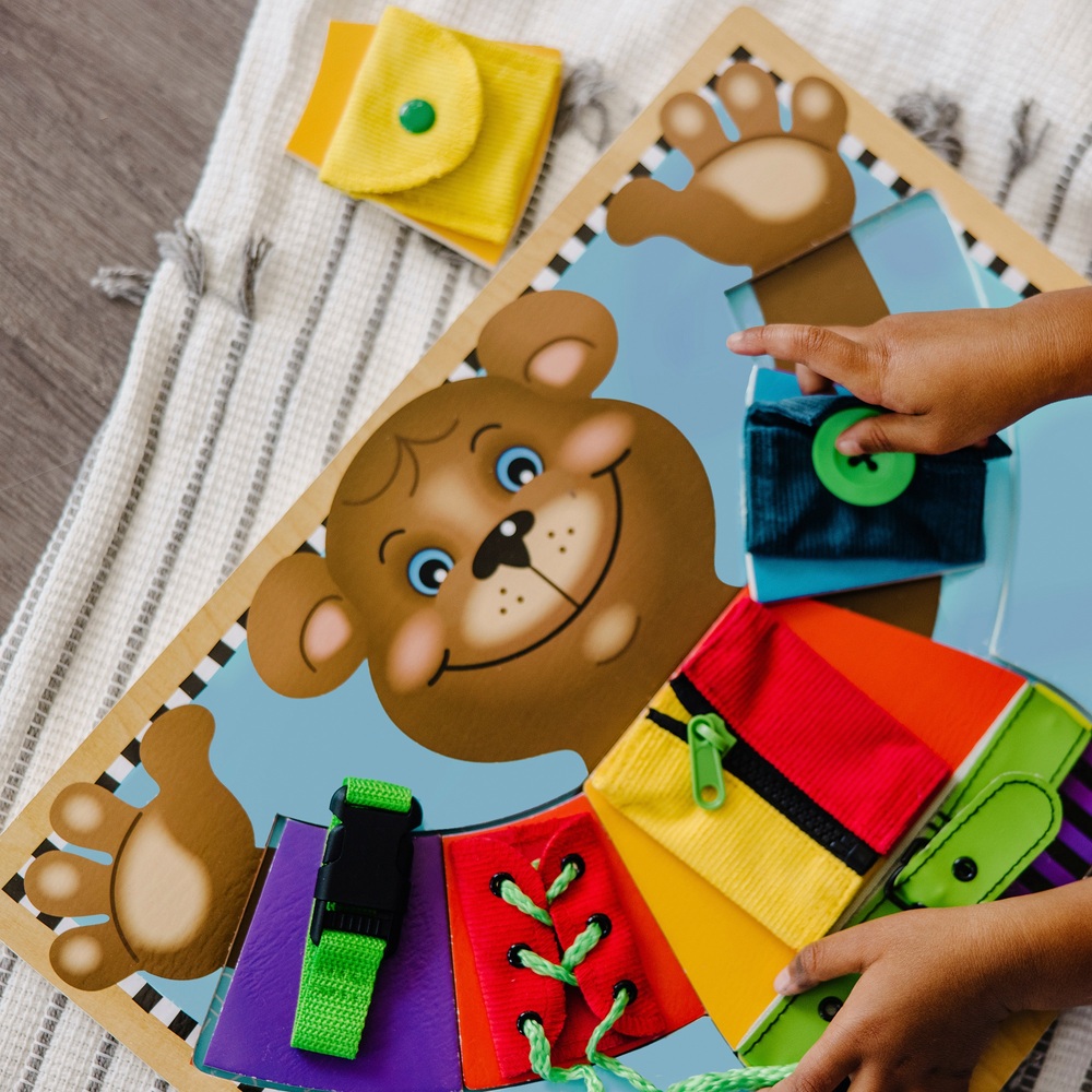 Melissa & Doug Holzpuzzlebrett „Grundfertigkeiten“