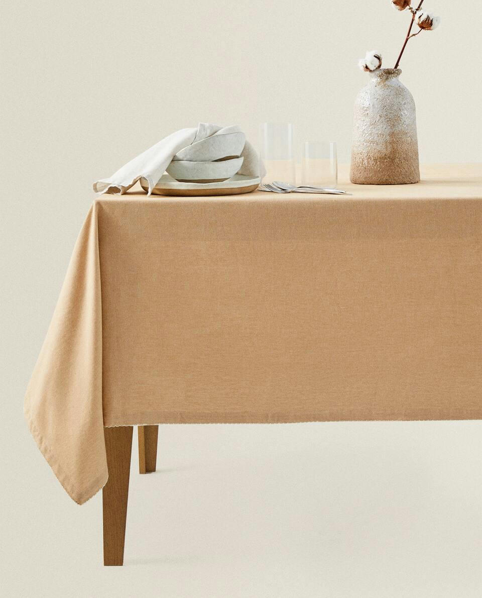 TOALHA DE MESA COM BORDA ONDULADA