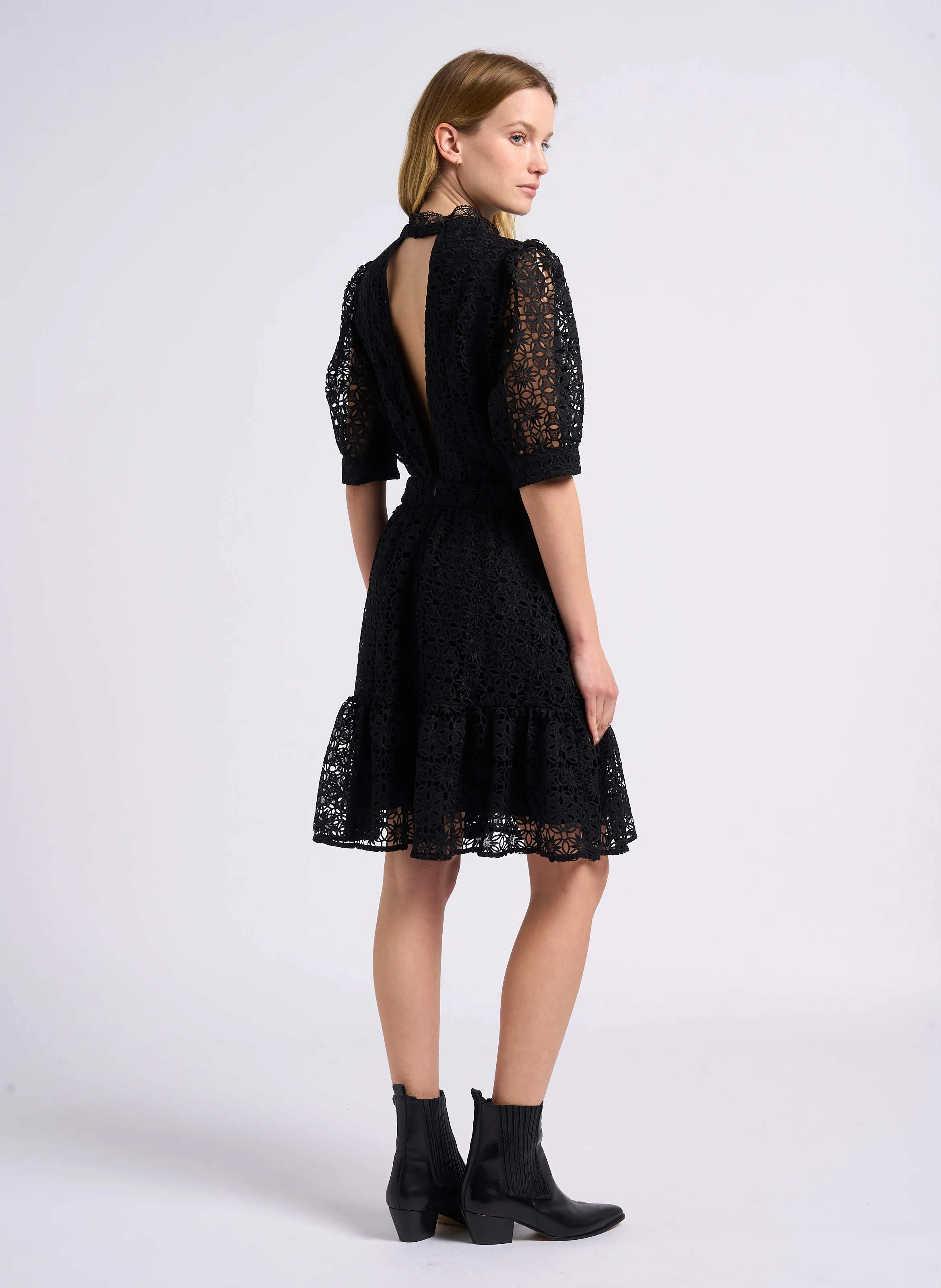 COROLLE - Robe col rond en broderie anglaise | Noir