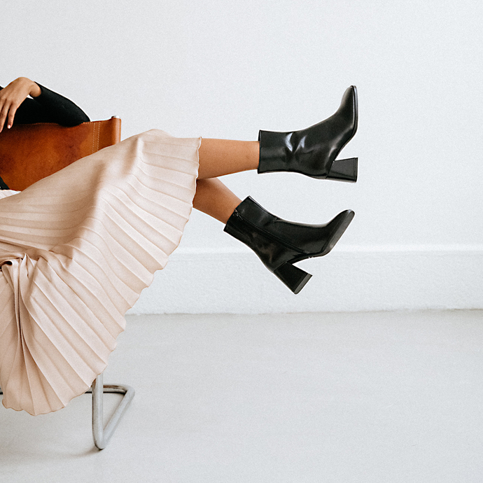 Bottines à talons épais et bouts carrés  en cuir noir