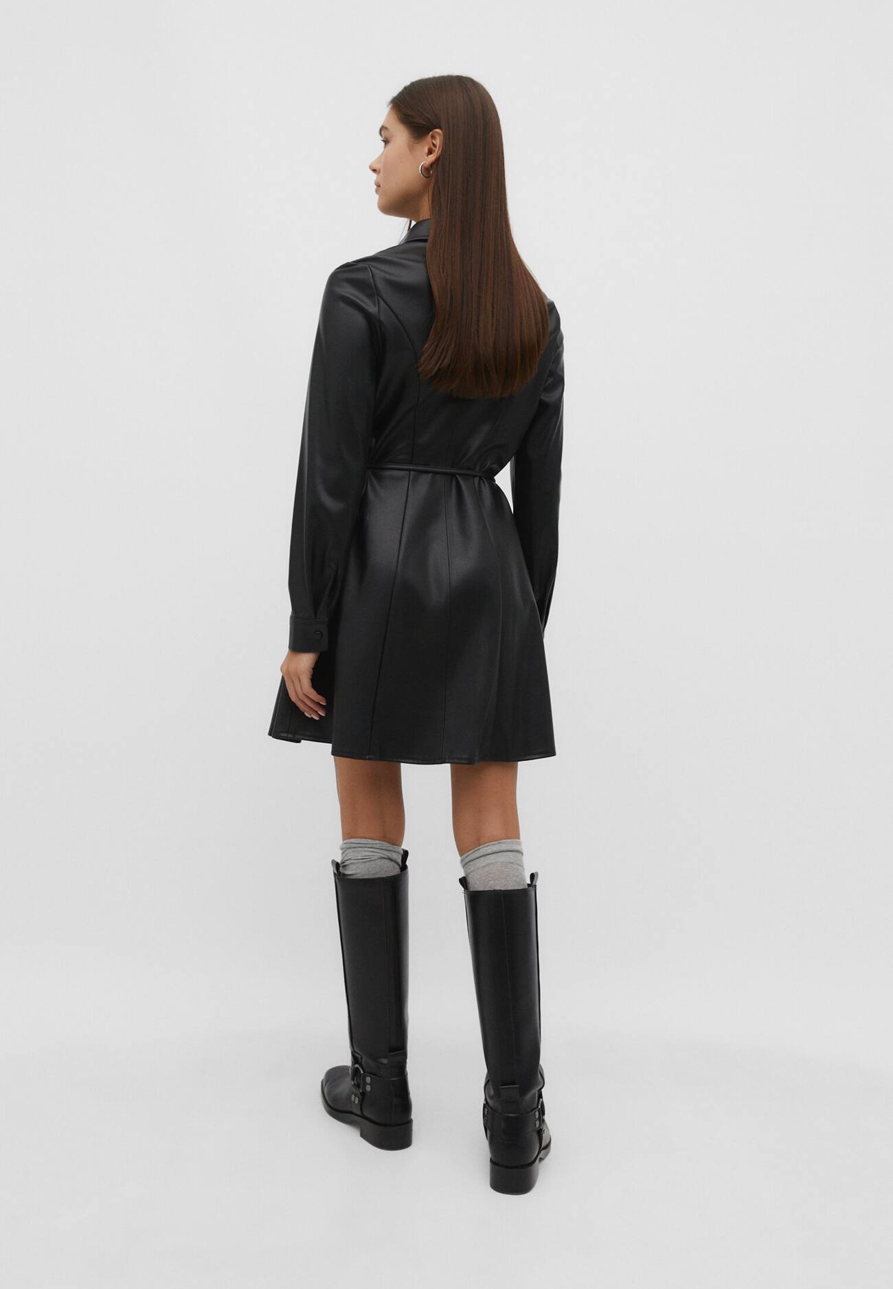 Vestido curto tipo camisa com efeito de couro
