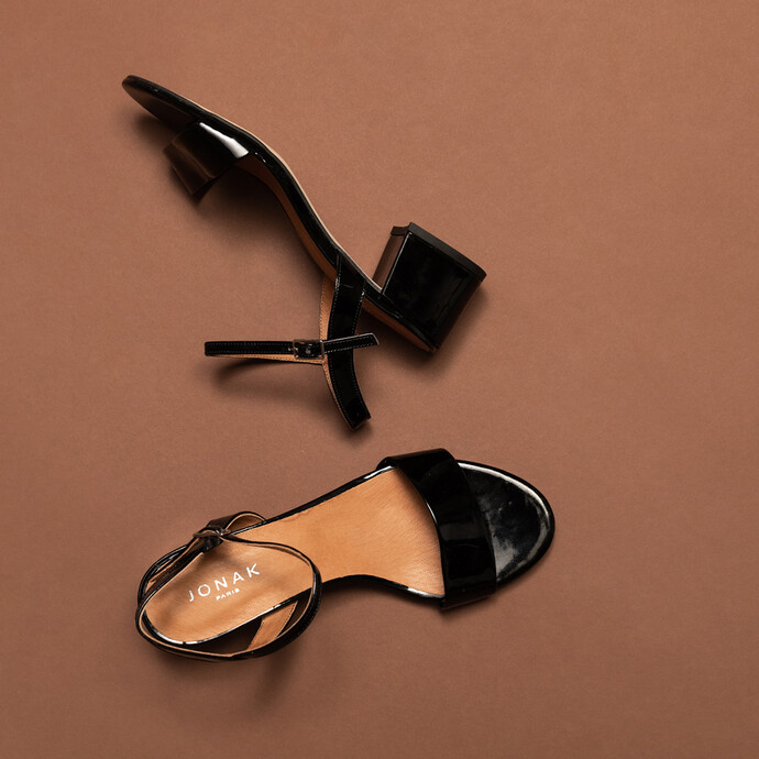Sandales à talons carrés  en cuir vernis noir