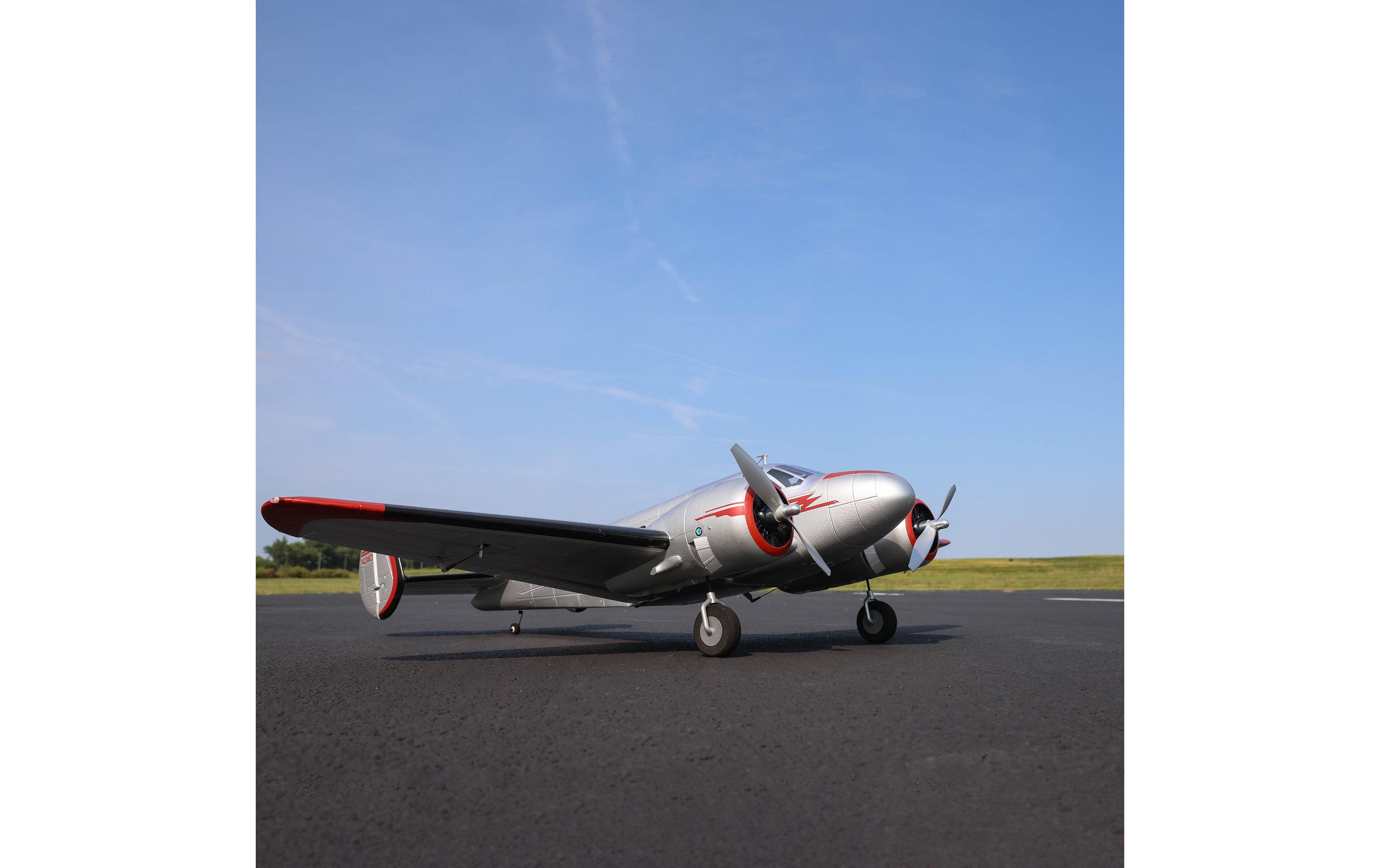 Motorflugzeug Beechcraft D18 1504 mm BNF Basic<br>2-Motoriger Scale Tiefdecker mit Spektrum Technik