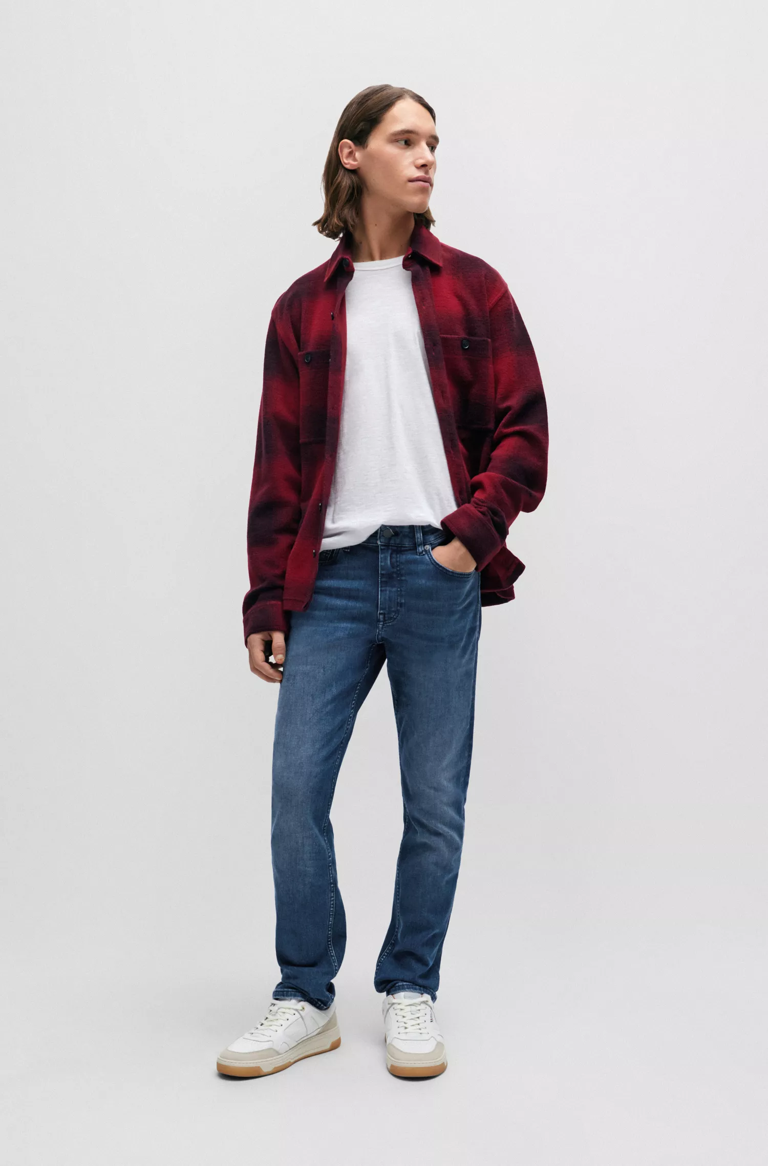 Calça jeans BOSS laranja, corte slim, em denim superelástico azul-escuro.