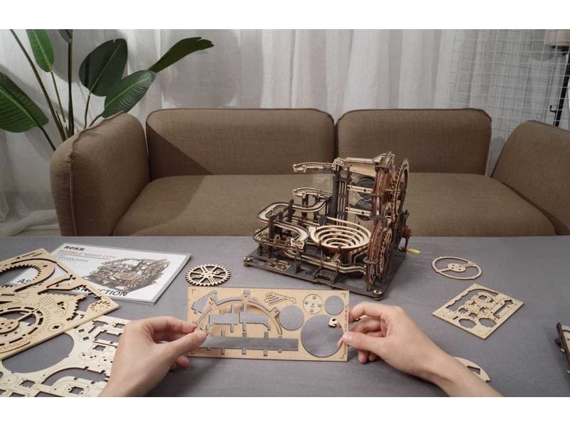 RoboTime Bausatz Murmelbahn Night City mit Kurbelantrieb 3D-Puzzle aus lasergeschnittenen Holzteilen